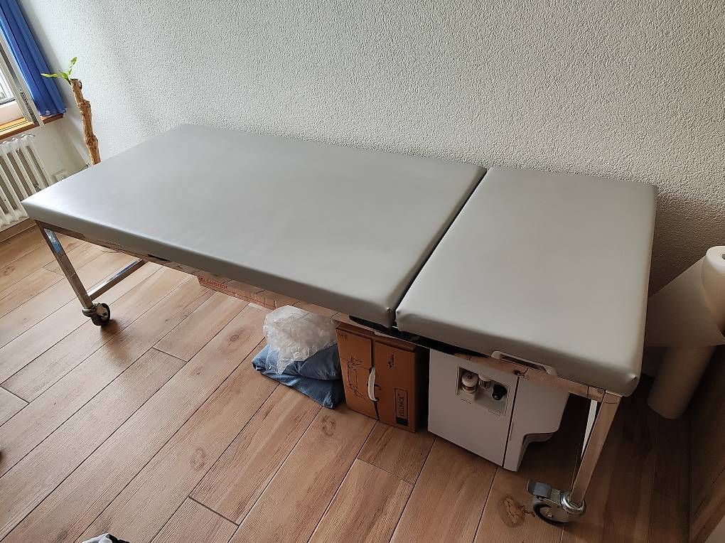 Lettini & sedie per cosmetici: Untersuchungsliege (Praxisliege, Massageliege) – Usato da Baden venduto da schwarzweiss01 1