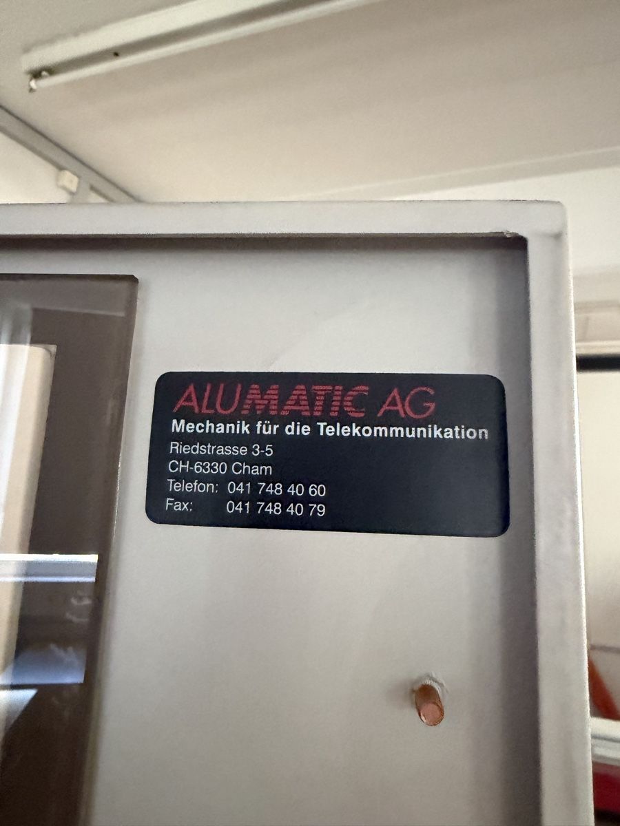 Racks & Cavalletti: Alumatic AG Serverschrank 42HE mit Netzwerkhardware – Usato da Oberglatt ZH venduto da couvert24 8