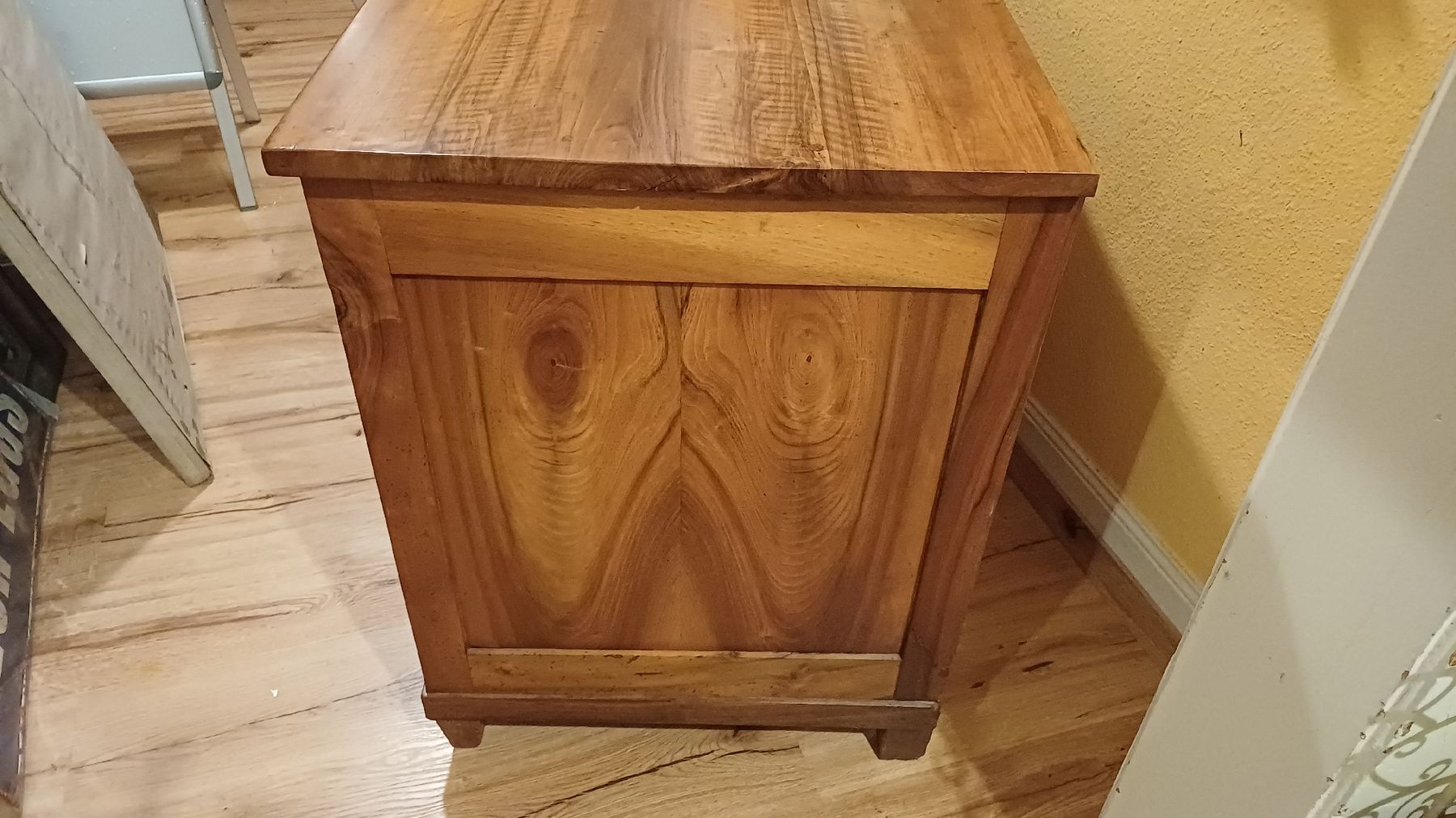 Kommoden: Schöne Biedermeier Kommode in Nussbaumholz – Gebraucht aus Flawil von Pinkmalibu 7