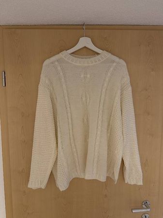 Cremefarbener Strickpullover mit Zopfmuste