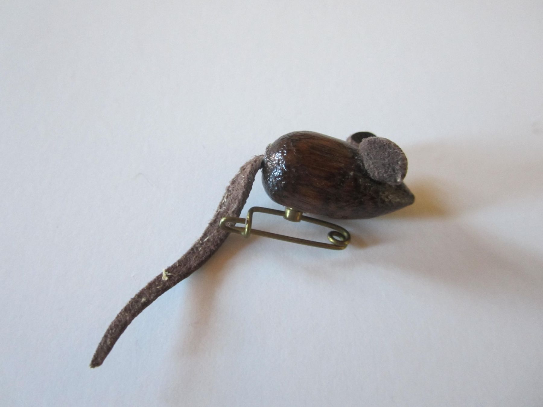 Placchette & Badge: Ancienne broche souris – Nuovo (secondo la descrizione) da Tramelan venduto da Tors