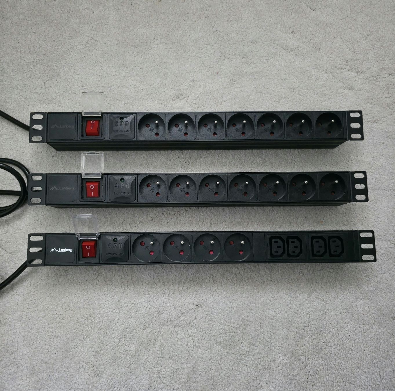 Spine: 3 Multiprises pour Rack 19" avec protection surtension – Usato da Embrach venduto da niz_8sff