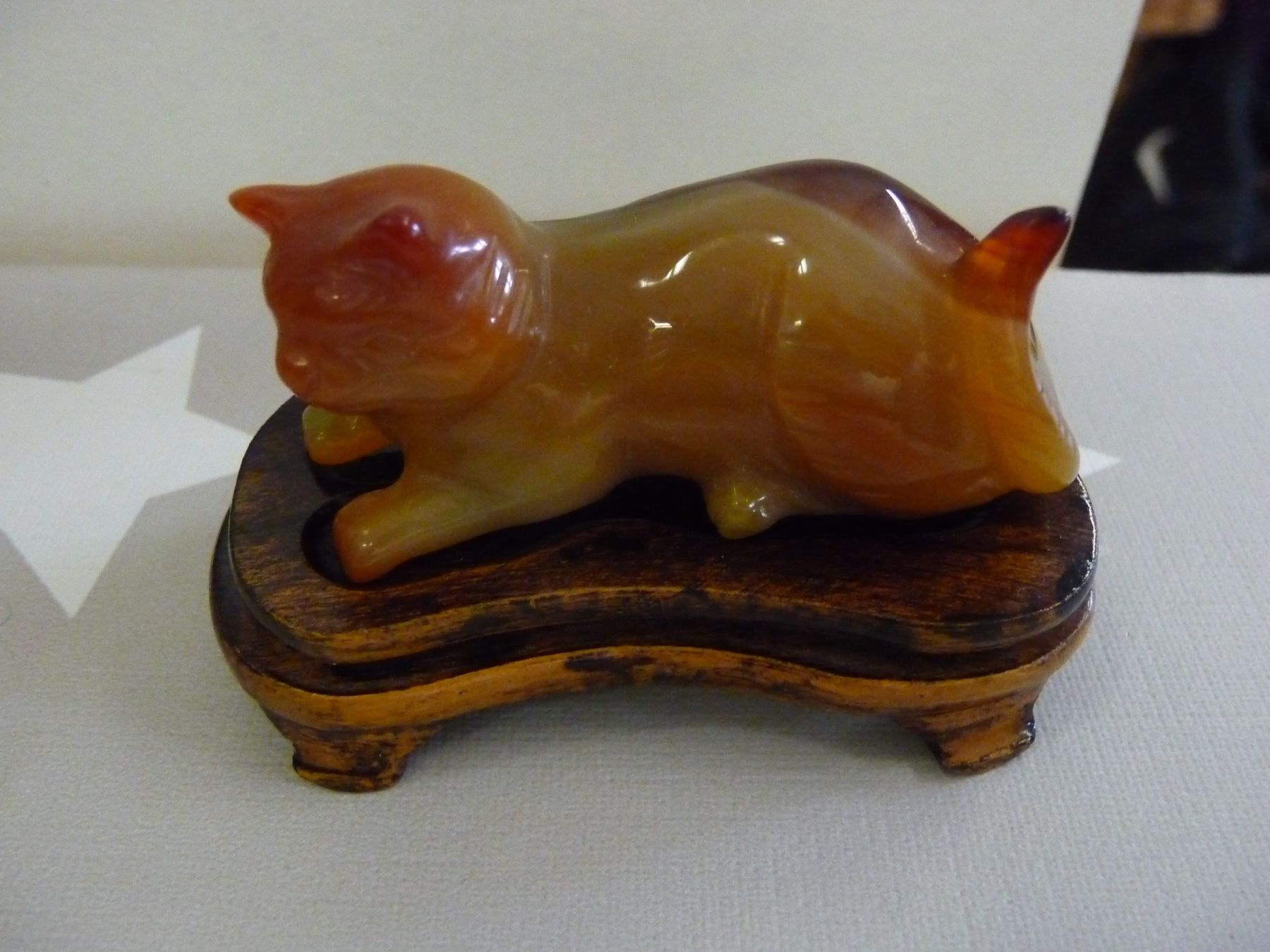 Figurines: Katze Büsi auf Holzsockel – D'occasion à Rafz par Powacaddy