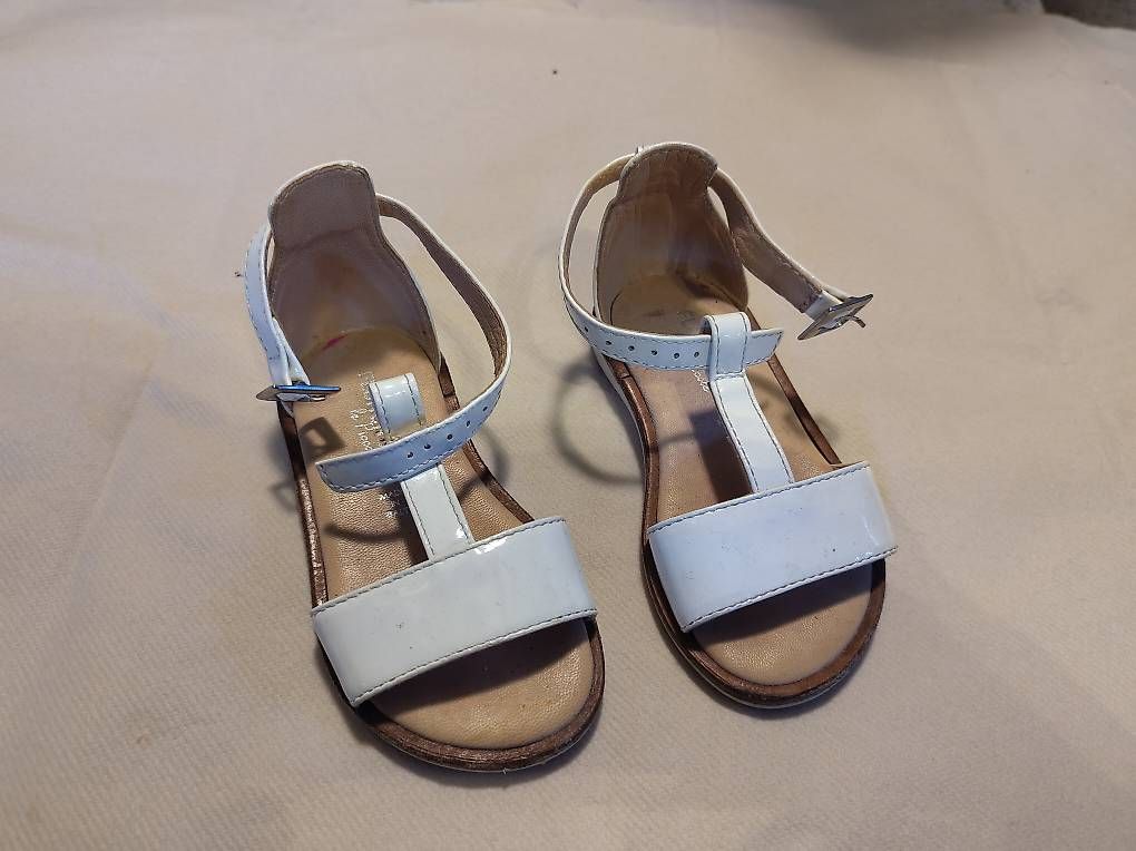 Scarpe per ragazze: Sandales blanches taille 21 , chaussures enfant – Usato da Veyrier venduto da cec_2xq6 2