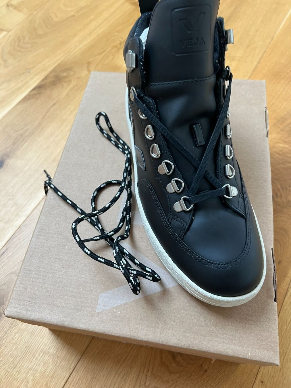 Veja Herrenschuhe: NEUE Original VEJA Sneakers, Grösse 42 – Neu und originalverpackt aus Biel-Benken BL von Aplus0 5