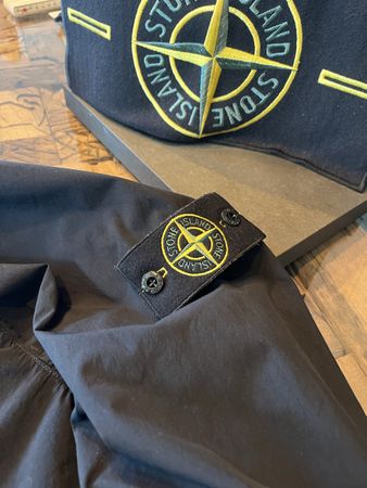 Stone Island Business Mantel