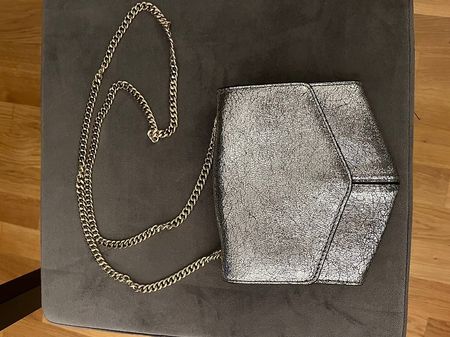 Silberne Abendtasche von Sandro mit goldener Kette neu