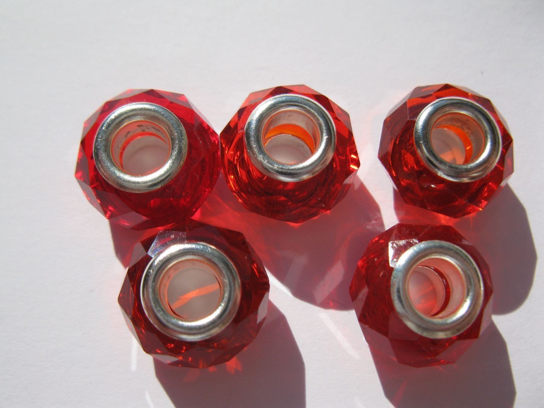 Perlen (unechte): 5 Glasperlen, Grosslochperlen, Beads facettiert rot, 14mm – Neu und originalverpackt aus St. Margarethen TG von LuanaKa 2
