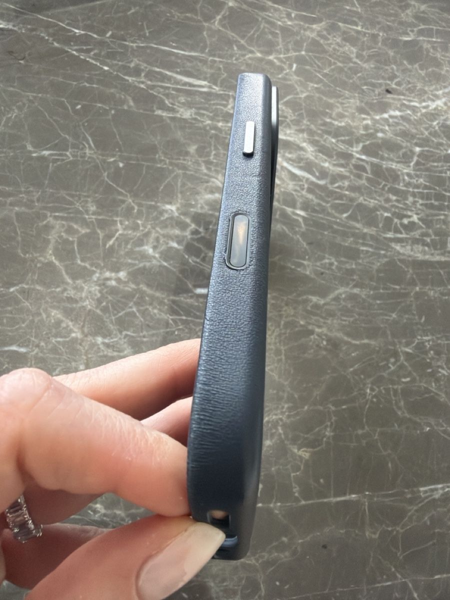 Apple Covers & Schutzfolien: DECODED Hülle iPhone 17 Pro blau wie neu – Gebraucht aus Chur von kri_b5xv 2