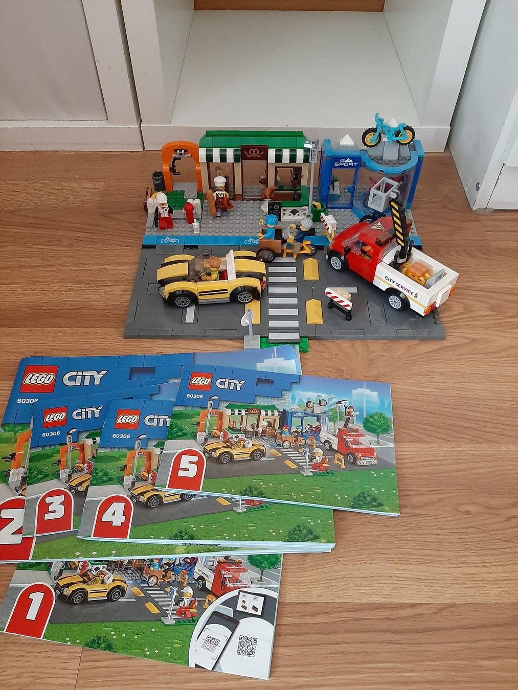 Lego Spielzeuge: Lego City 60306 Einkaufsstrasse mit Geschäften – Gebraucht aus Laufen von Julie231004 1