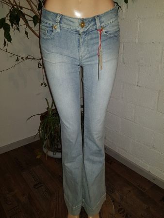 Jeans GUESS   Taille/Grosse  W26   Neuf/Neu     Model Flare