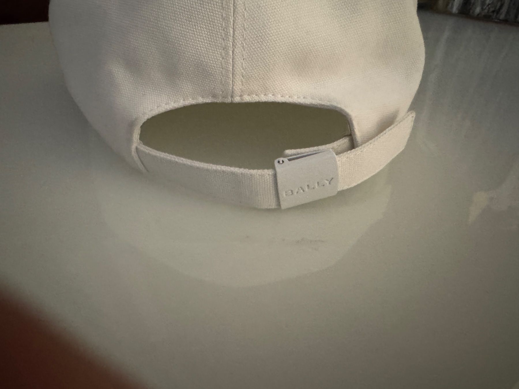 Bally Altro in  Abbigliamento & Accessori: Weise Kappe  Bally. N1 – Nuovo e nell'imballaggio originale da Volketswil venduto da praxis12 1