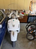 Weisse Piaggio Vespa 300 GTS super ABS/ASR