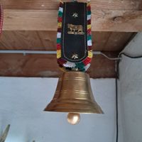 Schöne GLOCKE AN ZIERRIEMEN 