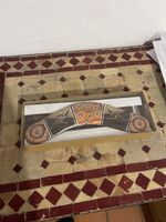 Boomerang en bois décoré motif aborigène avec socle