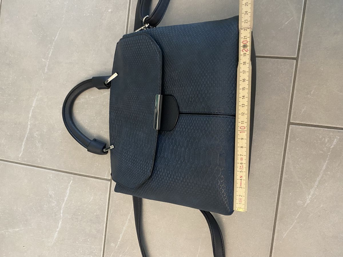 Taschen für Damen: Dunkelblaue Handtasche mit mattem Schlangenmuster Kunstleder – Neu (gemäss Beschreibung) aus Hünenberg See von lar_9zjk 1