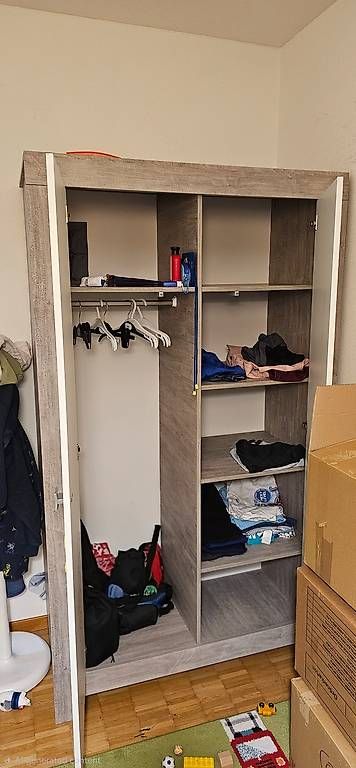 Armadi: Kinder Schrank  Gut erhalten und stabil – Usato da Volketswil venduto da dugh_rafat 1