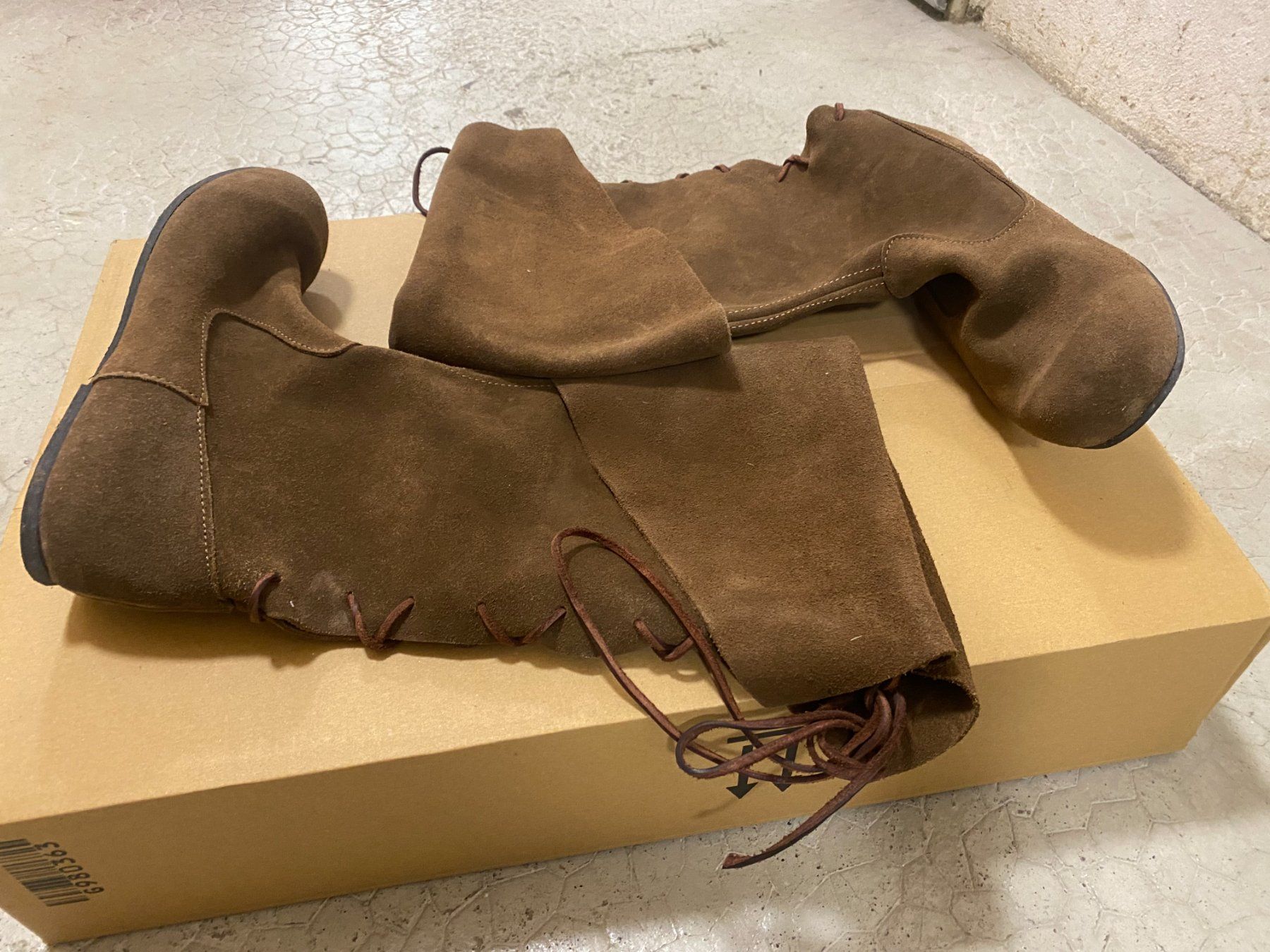 Scarpe da uomo: Botte de chevalier Médiévale / En daim véritable – Nuovo (secondo la descrizione) da Grand-Lancy venduto da Dany1973 1