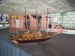 Segelschiff Modell mit roten Segeln aus Holz