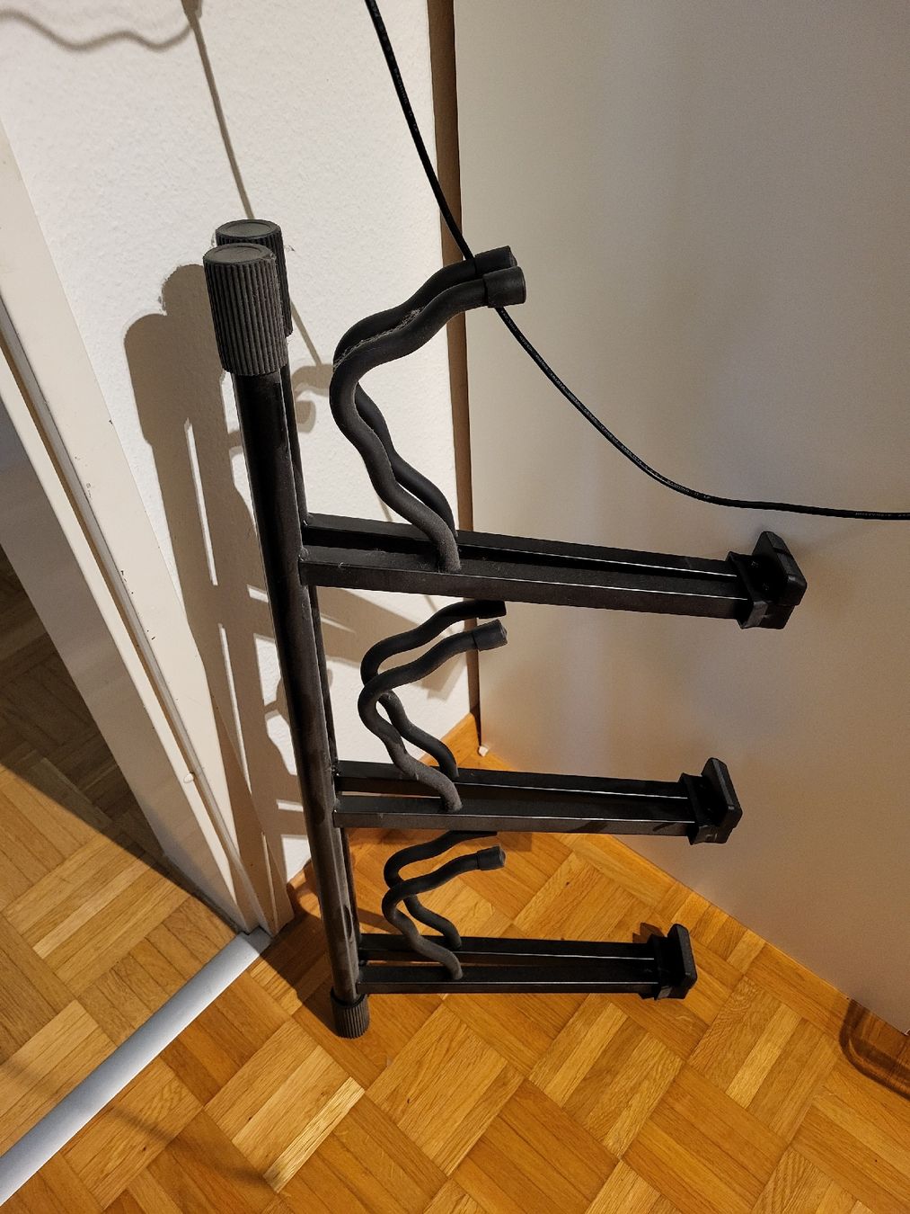 Millenium Supporti per strumenti musicali & leggii: Millenium Gitarrenständer – Usato da Watt venduto da claumau1 1