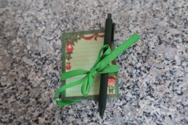 Weihnachtsnotizblock und Kugelschreiber