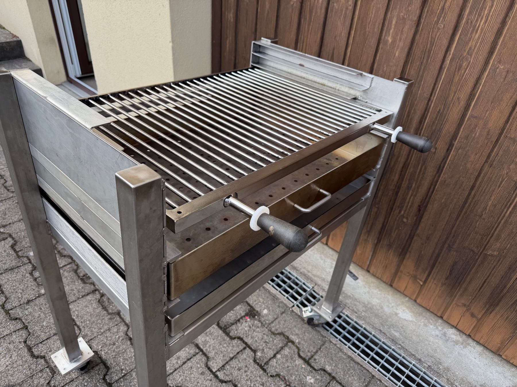 Grills: Profi-Gastro Holzkohle Grill – Gebraucht aus Bremgarten AG von lla_d8qx 9
