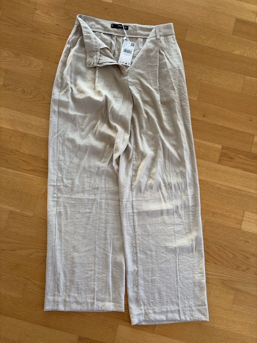 Mango Pantaloni: MNG Hose beige Grösse 36 mit Etikett – Nuovo e nell'imballaggio originale da Zürich venduto da ufe_f5q5