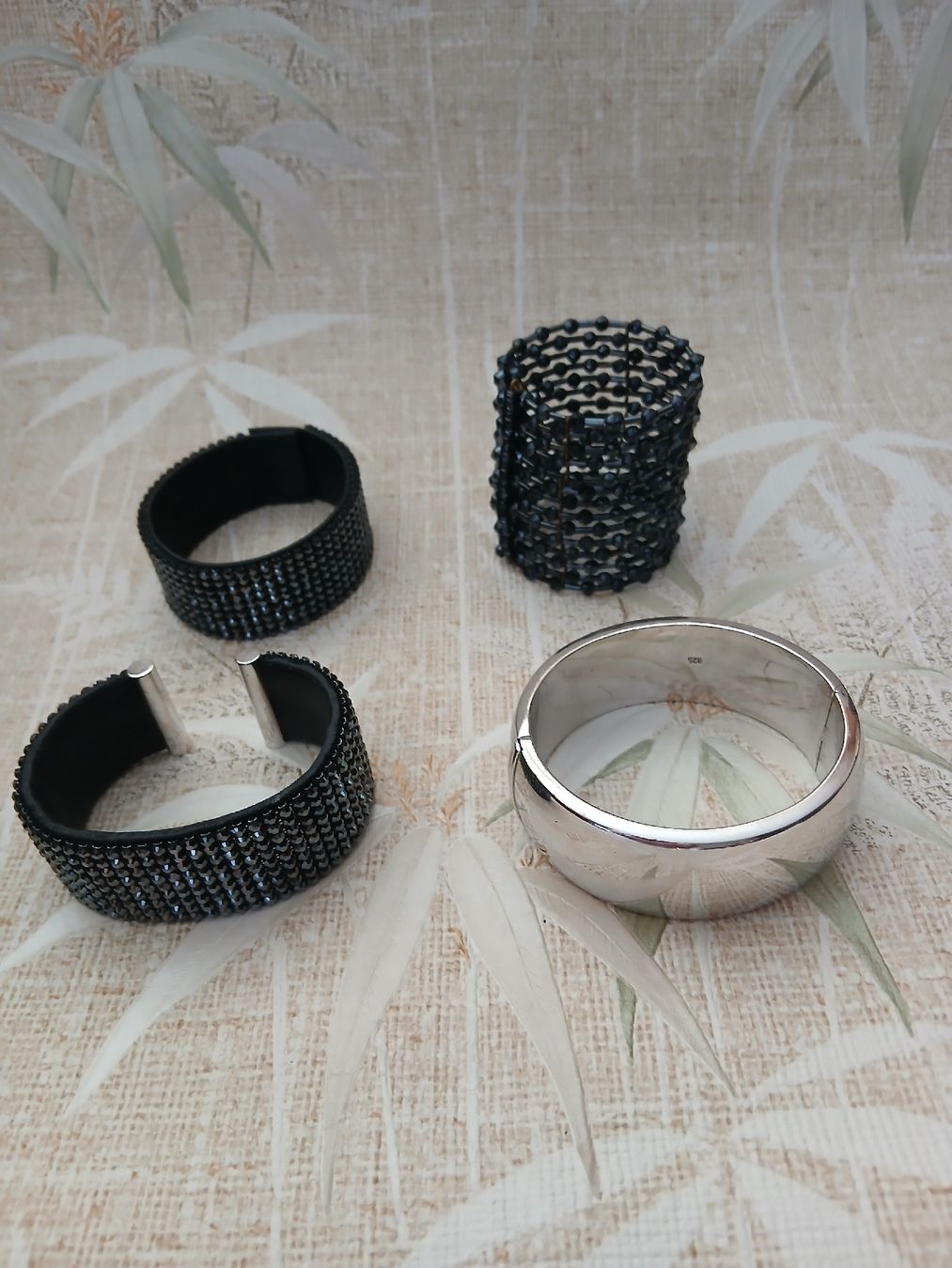 Swarovski Bracciali & Braccialetti: Swarovski bracelet (2Xblack) plus other – Usato da Zürich venduto da tg4_y65n