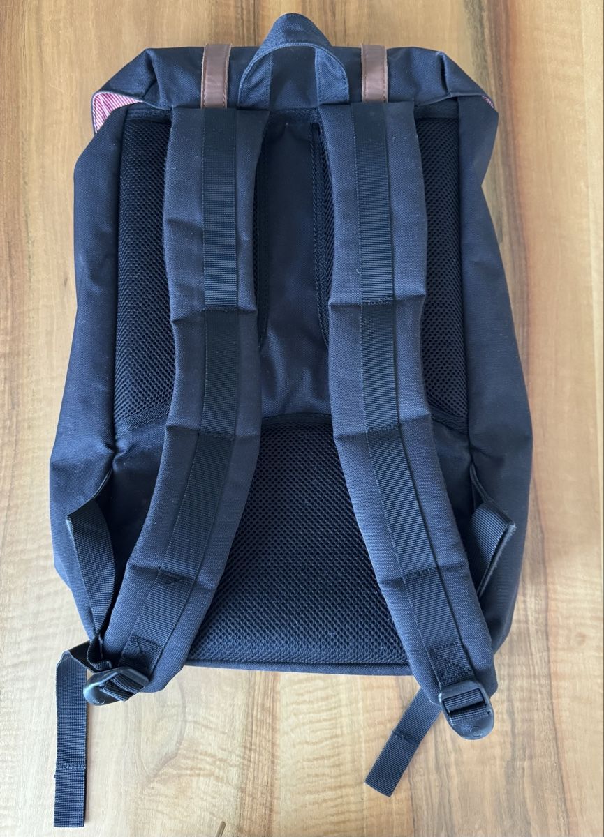 Herschel Zaini: Stylischer Herschel Rucksack schwarz – Usato da Emmenbrücke venduto da Florentina27 2