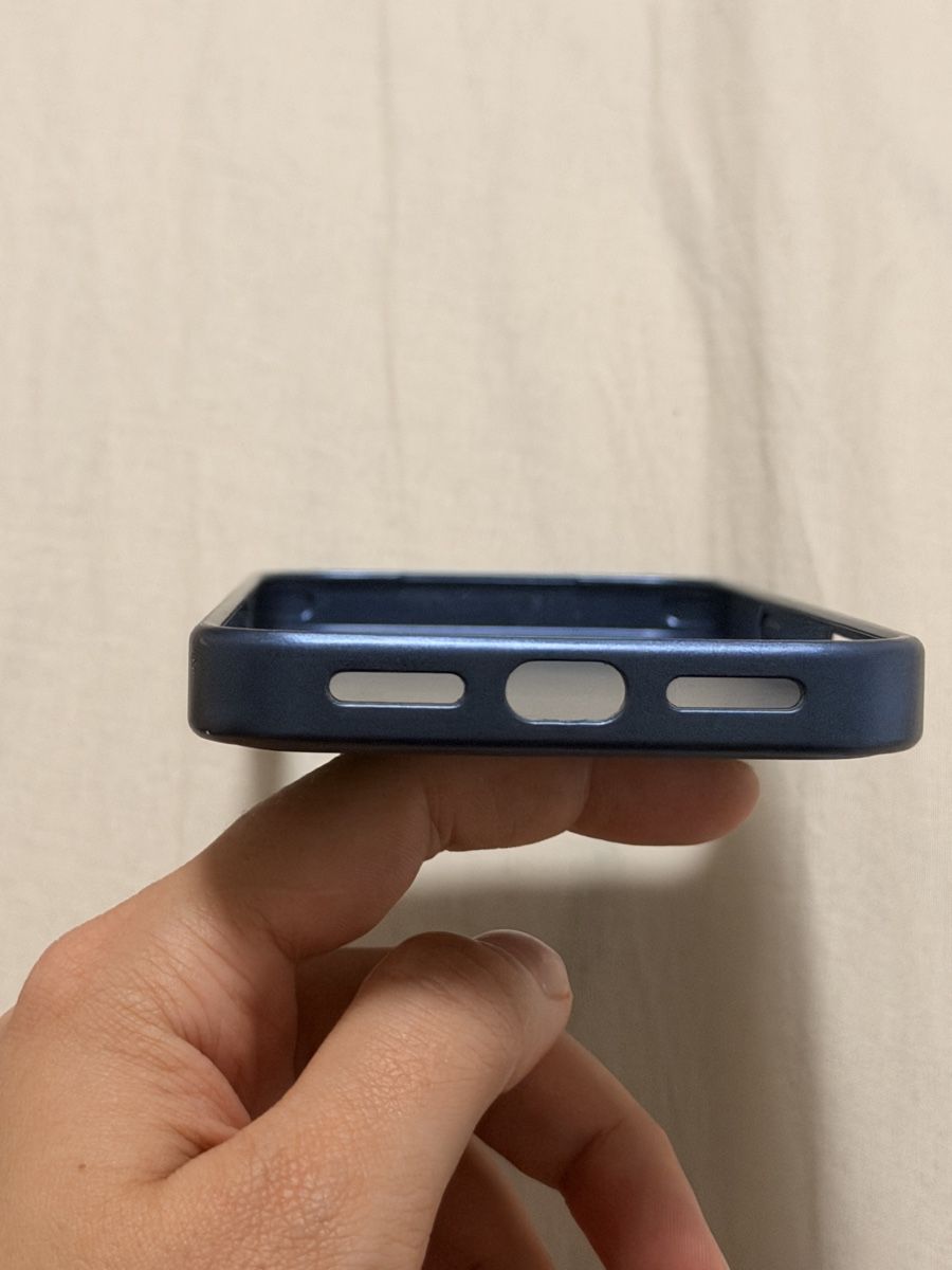 Cover & Protezioni schermo: Coque de protection iPhone 17 pro max bleu – Usato da Grenchen venduto da 24.07LD 4