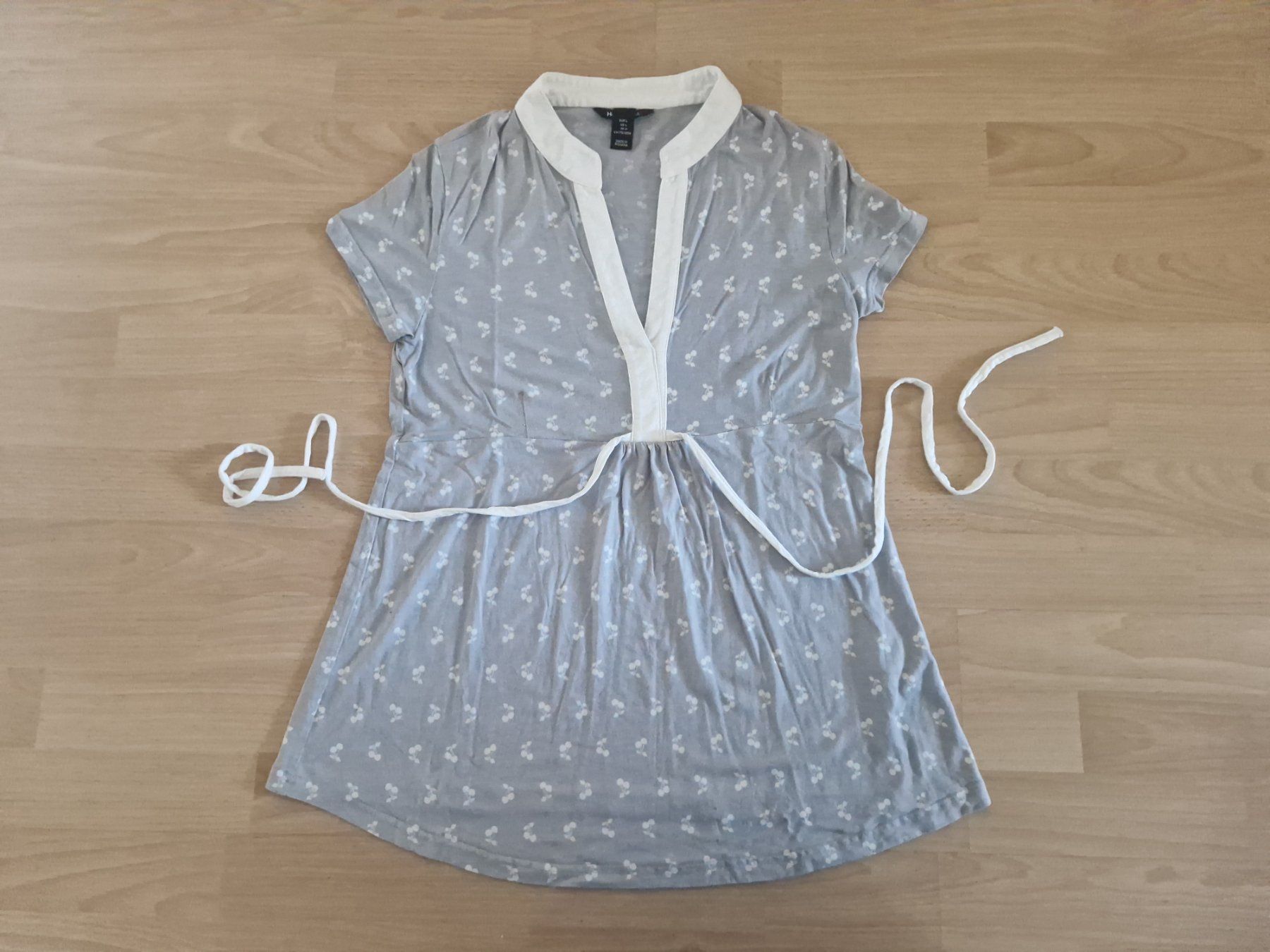 H&M T-shirts: Umstands-Shirt. Grösse L hellgrau mit Muster – D'occasion à Greifensee par Janali01
