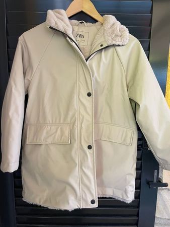 NEU Mädchen Jacke Zara 140 (gummiert)