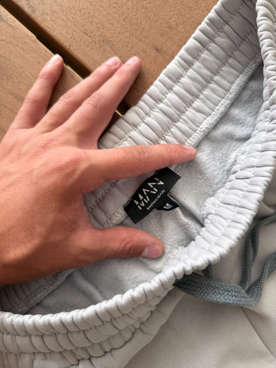 Boohoo Pantaloni: Jogginghose BoohooMAN grau Grösse M mit Flecken – Usato da Zürich venduto da michael.frei 1