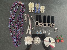 Lot de bijoux fantaisie - Colliers, broches, boucles 53