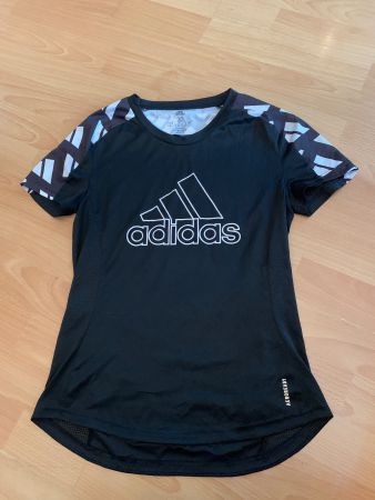Joli t-shirt de sport Adidas noir taille xs