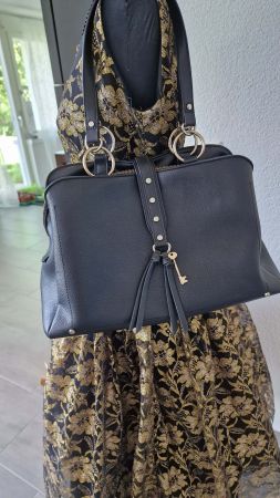 Elegante Handtasche aus Leder mit div. Fächern