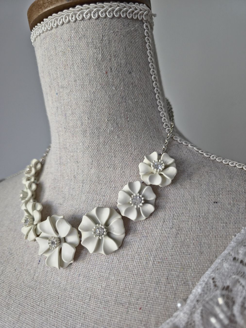 Ketten: White Look- Kette 🤍 – Neu (gemäss Beschreibung) aus Zürich von Idoly_Studio. 1