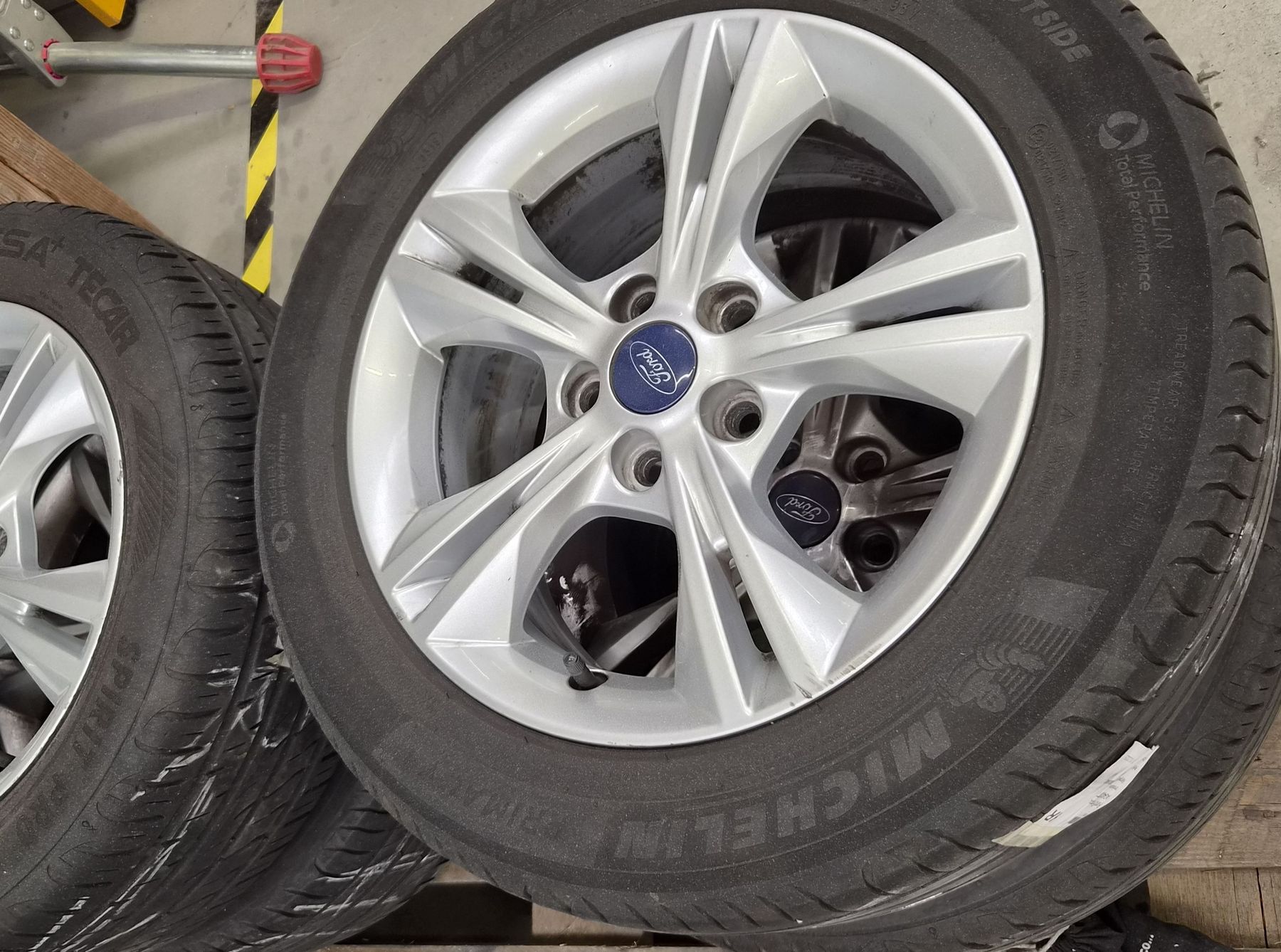 Pneumatici & Ruote complete: 4x Ford Alufelgen mit Michelin Reifen – Usato da Wildegg venduto da scho_pla