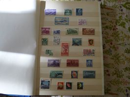 Briefmarkenalbum mit Briefmarken aus aller Welt und CH
