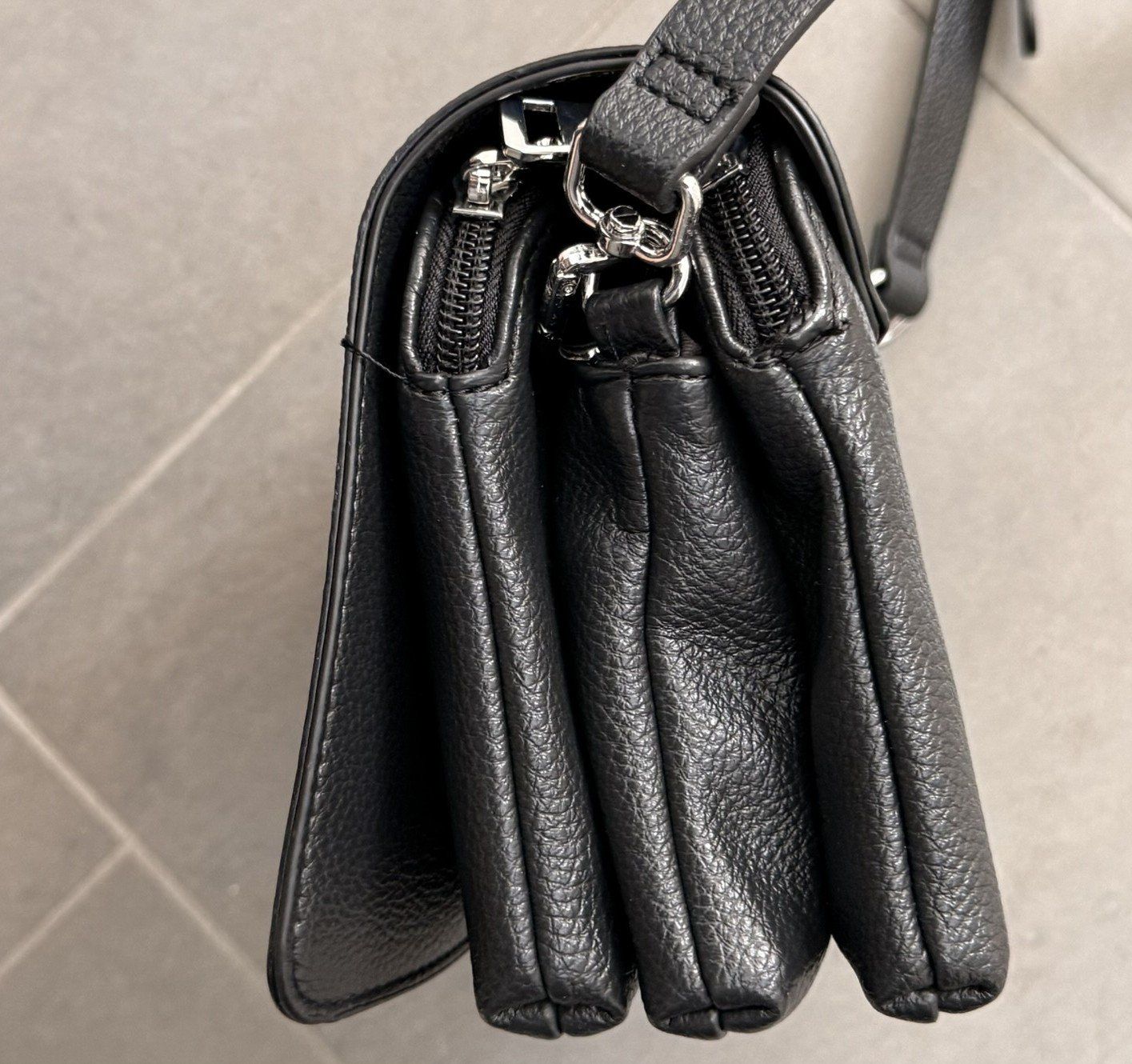 Sacs femmes: Handtasche schwarzes Kunstleder - schwarz – D'occasion à Lommis par manmarmi 3