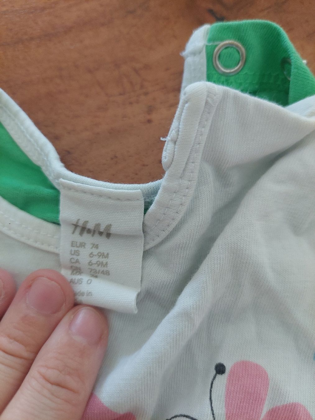 H&M Pagliaccetti: Strampler Blumen-Schmetterling-Motiv Gr. 74 – Usato da Sissach venduto da zwwerg 1