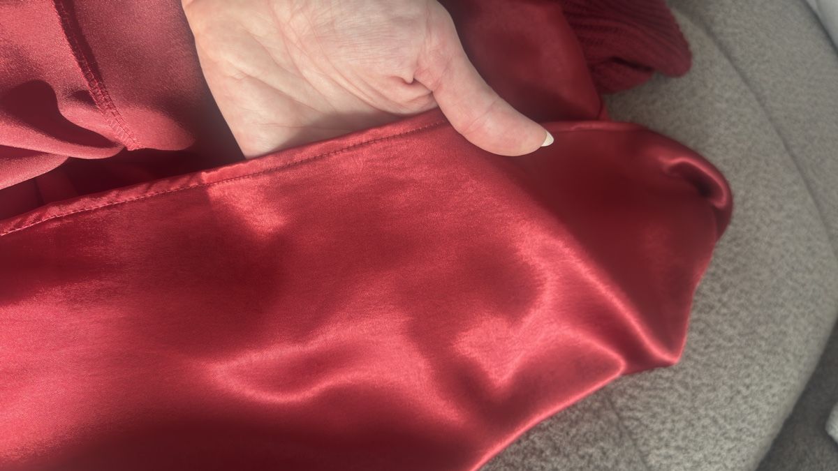 Kleider: Damen Midi Satinkleid mit Pullover  – Neu und originalverpackt aus Altendorf von Ro 7