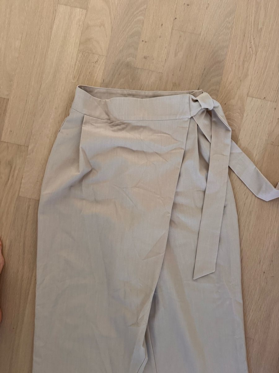 Pantaloni: Lichi wrap pants beige size xs – Usato da Dübendorf venduto da ClaraS. 2