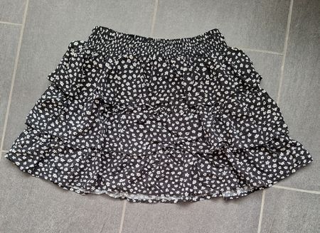 Jupe d'été noire à fleurs blanches 
