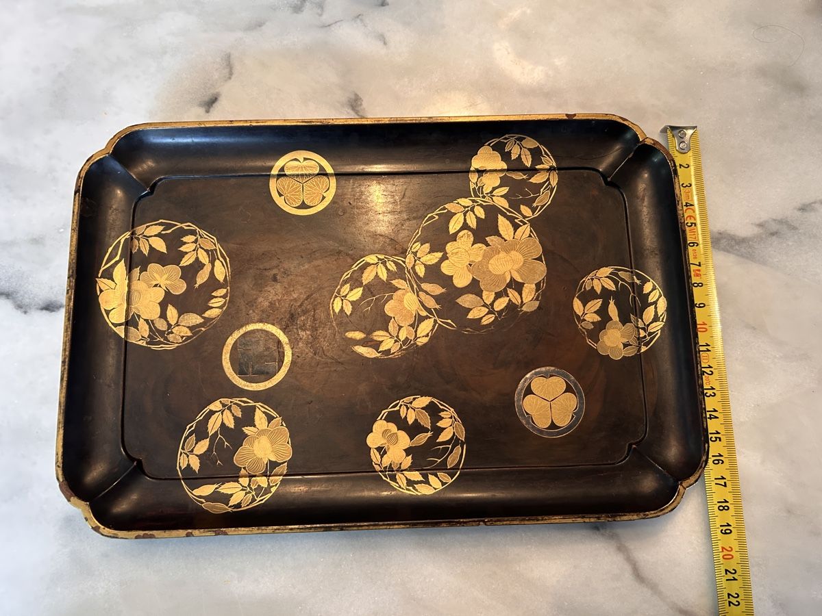 Piatti di portata: Antiker japanischer Lack Chrysantheme Maki-e Tablett Edo Bak – Usato da Aarburg venduto da Schatzaffe 1
