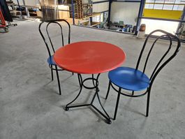 Sitzgarnitur. Tisch mit 2 Stühlen.