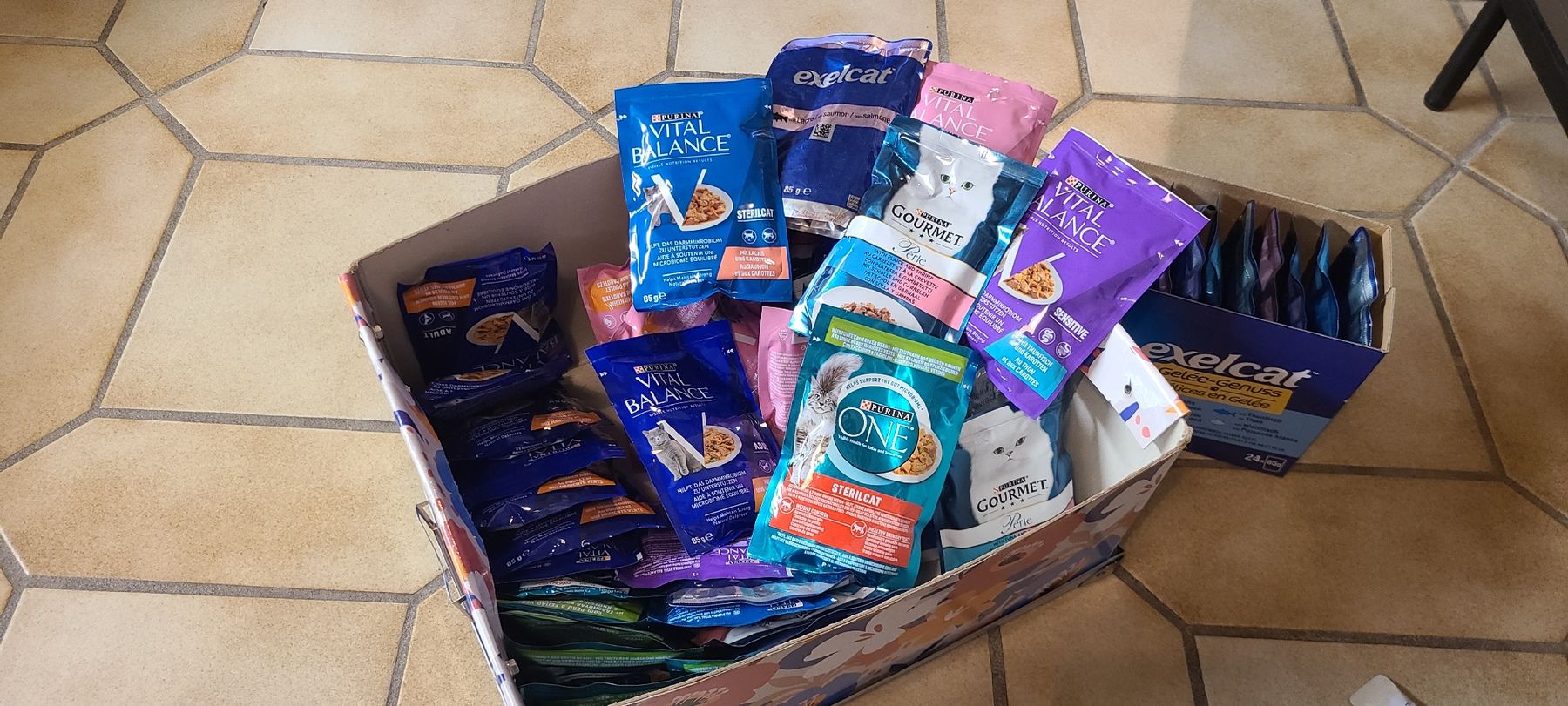 Futter: Katzenfutter, 63x 85g – Neu (gemäss Beschreibung) aus Orvin von Puenktchen01
