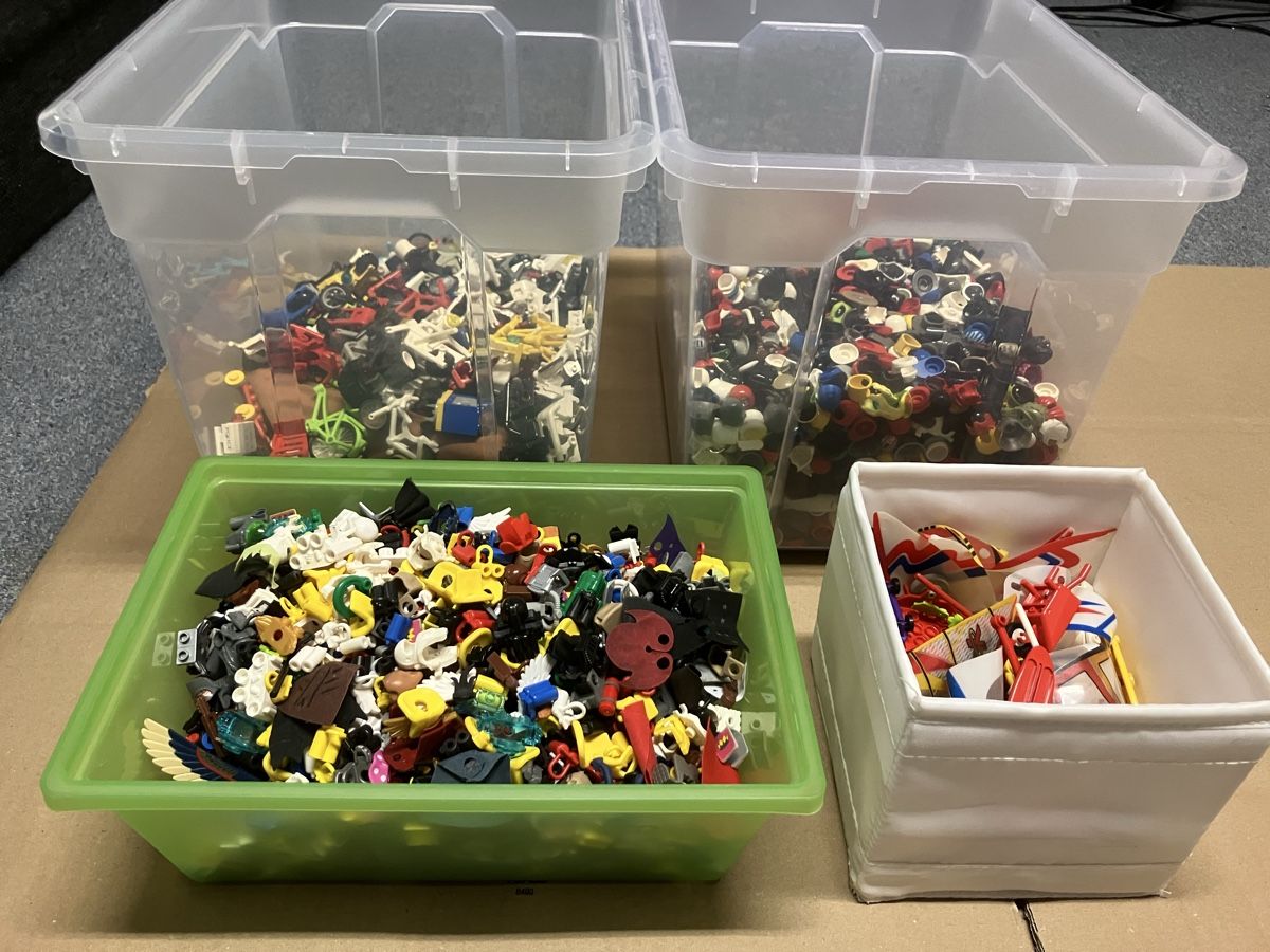 Lego Kit di costruzioni: Lego Figuren Zubehör – Usato da Luzern venduto da windundsichtschutz 1