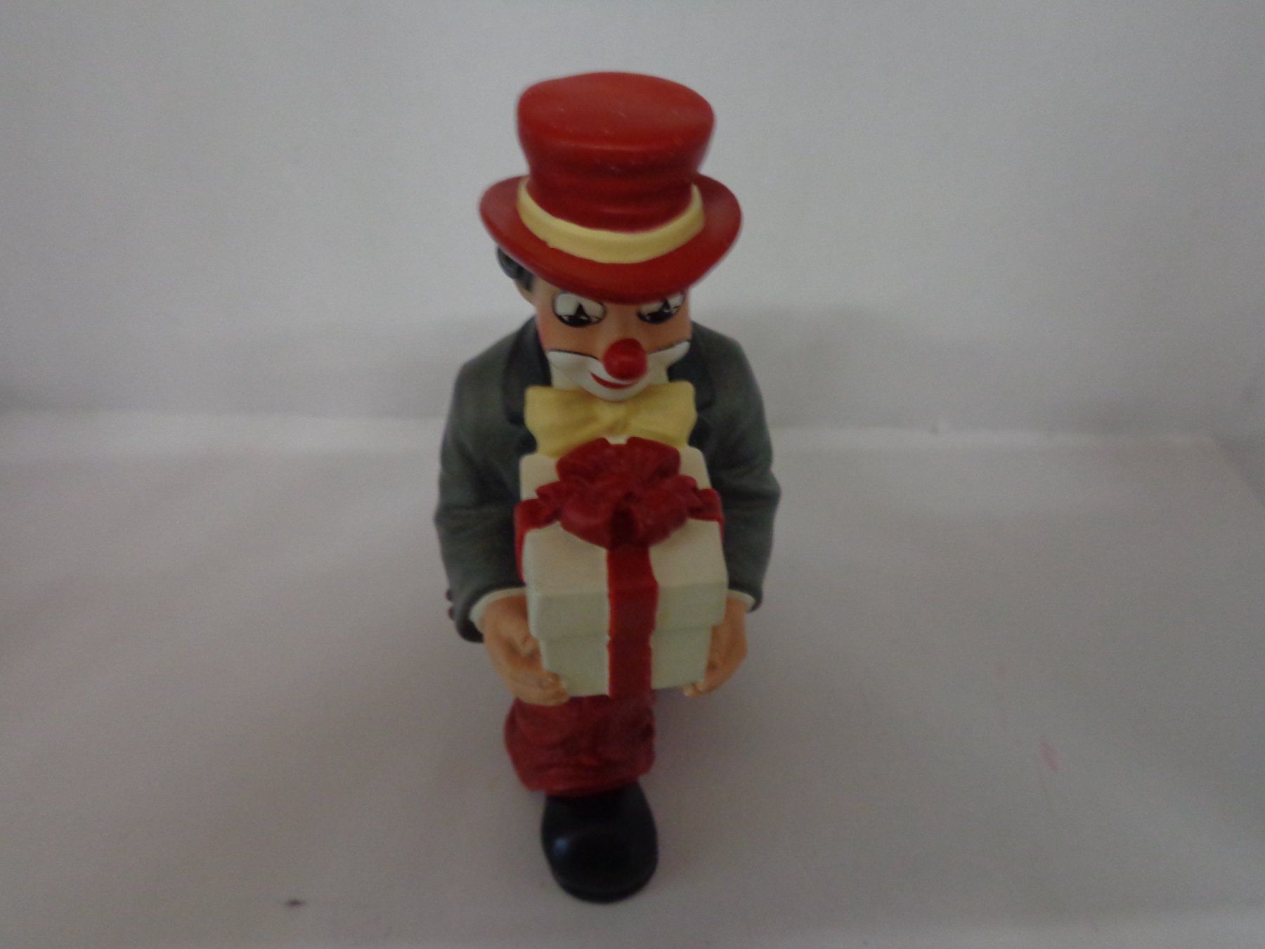 Statuette: Gilde Clown knieend mit Geschenk Hut rot – Nuovo (secondo la descrizione) da Liestal venduto da Gecko16 3