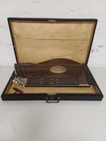 ein altes Saiteninstrument – ​​die Zither